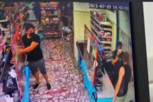 Bir zincir markette &ccedil;alışan kasiyer, kendisine "İndirimli &uuml;r&uuml;n olarak ne