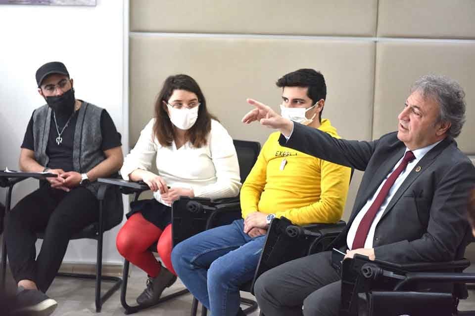 Proje ve &ccedil;alışmalarını toplumun t&uuml;m kesimlerinin g&ouml;r&uuml;şlerini alarak, ortaya konan