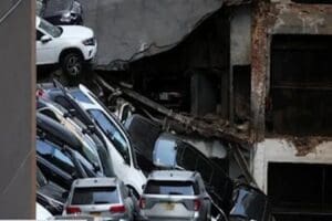 New York'un Manhattan b&ouml;lgesinde &ccedil;&ouml;ken kapalı otoparkta 1 kişinin &ouml;ld&uuml;ğ&uuml;