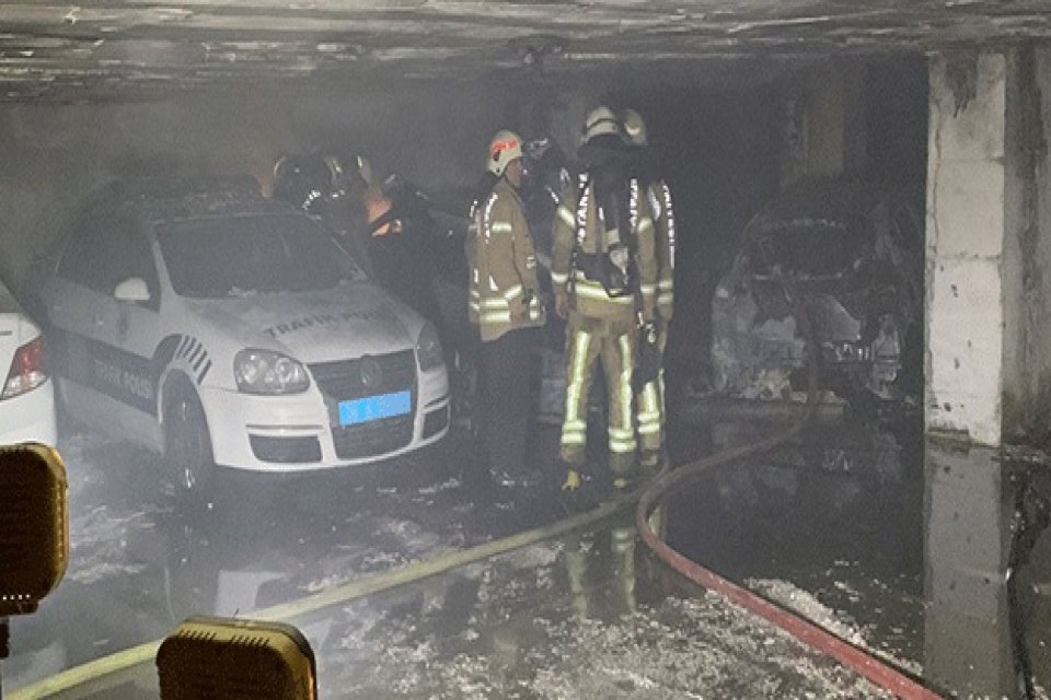 Bursa'da 7 katlı otoparkın 6'ncı katında park halindeki bir otomobil