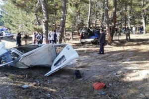 Afyonkarahisar'da okul servis minib&uuml;s&uuml;n&uuml;n yol kenarındaki ağa&ccedil;lara &ccedil;arptığı kazada 5