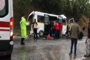 Balıkesir'in Dursunbey il&ccedil;esinde d&uuml;ğ&uuml;ne gidenlerin i&ccedil;inde bulunduğu minib&uuml;s ile s&uuml;t