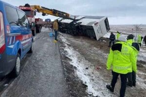 Konya'da 19 Şubat g&uuml;n&uuml; İzmir'den yola &ccedil;ıkan tur otob&uuml;s&uuml;n&uuml;n devrilmesi