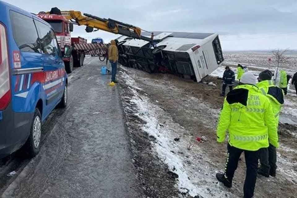 Konya'da 19 Şubat g&uuml;n&uuml; İzmir'den yola &ccedil;ıkan tur otob&uuml;s&uuml;n&uuml;n devrilmesi
