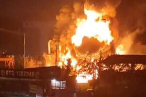 Arnavutk&ouml;y'de 14 bin metrekare alana kurulu bulunan kau&ccedil;uk fabrikasında yangın