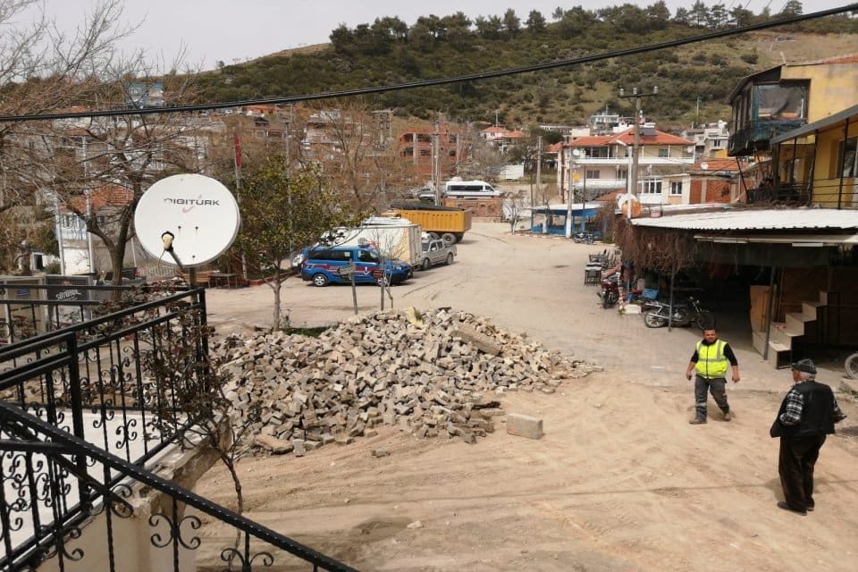 D&uuml;zenleme projesi Karabağlar Belediyesi ekipleri tarafından y&uuml;r&uuml;t&uuml;lecek. Karabağlar Belediyesi ekipleri,