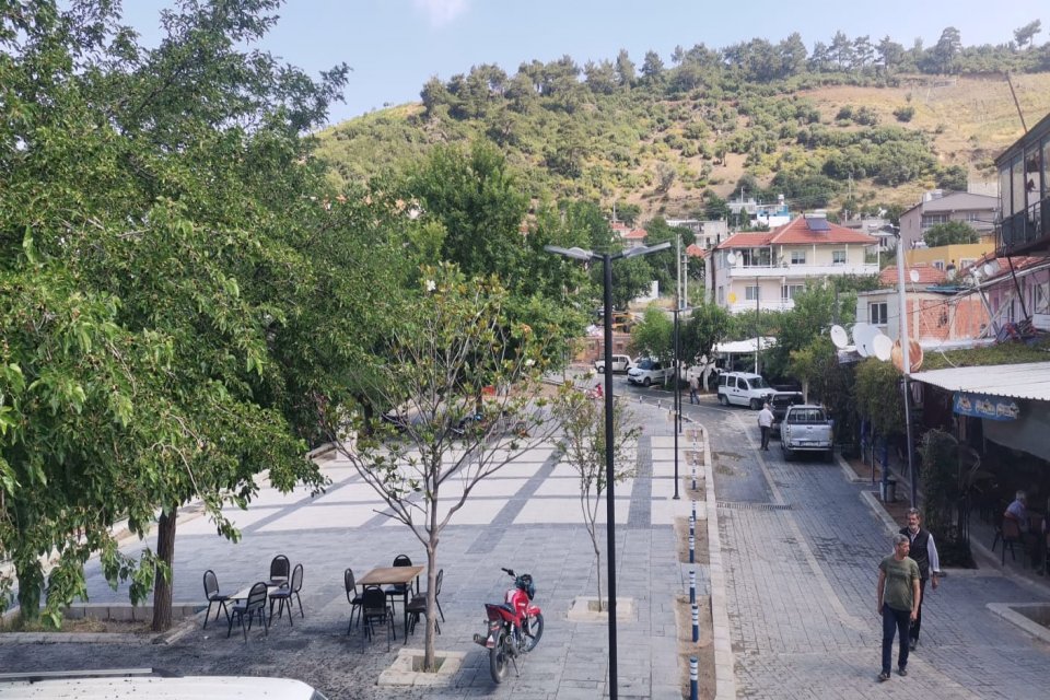 Karabağlar Belediyesi'nin y&uuml;r&uuml;tt&uuml;ğ&uuml; Kavacık Meydan Projesi kapsamında, k&ouml;y meydanı hızla