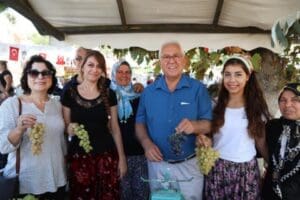 İzmir Karabağlar Belediyesi'nin geleneksel hale getirdiği Kavacık &Uuml;z&uuml;m Festivali, bu