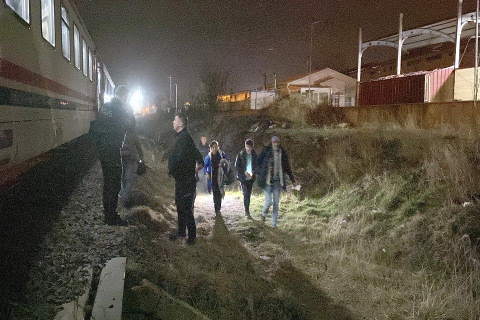 K&uuml;tahya- Balıkesir seferini yapan trende, yolcular arasında kavga &ccedil;ıktı. Treni