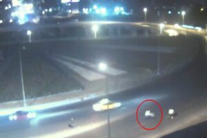 İzmir'de, kendilerine sigara vermeyen Uğur A.'nın otomobilindeki sandalyeyi alıp, &ccedil;ıkan
