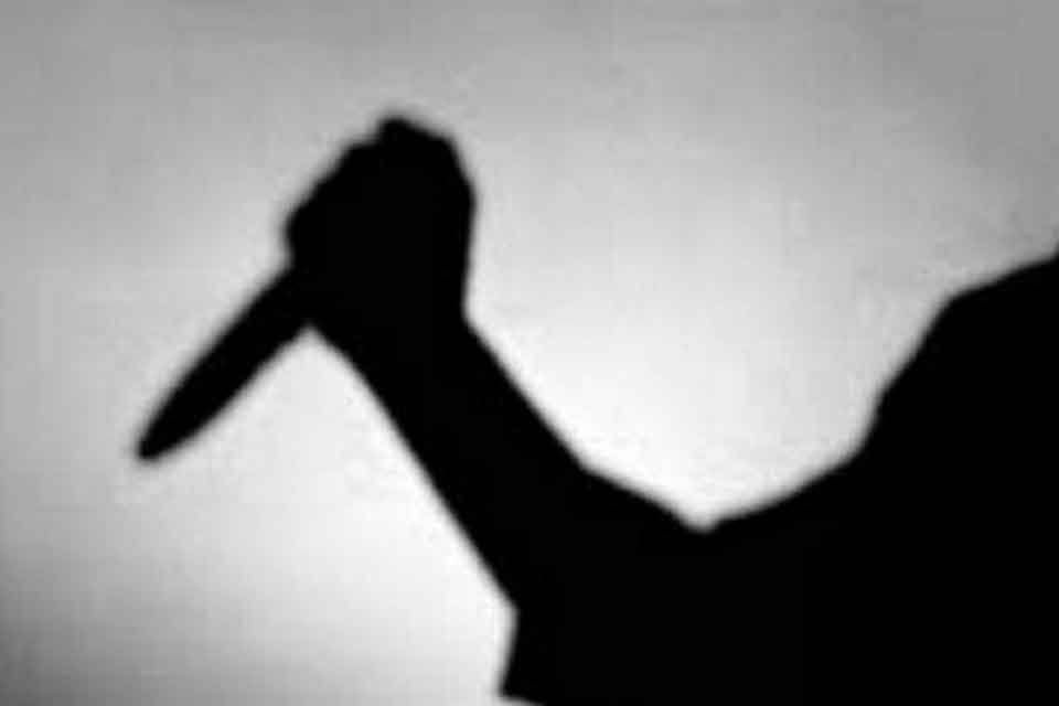 İzmir'in Bayraklı il&ccedil;esinde, oğlunun da yaralandığı kavgada sırtından bı&ccedil;aklanan Erdal