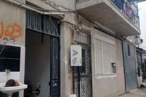 İzmir'de g&uuml;r&uuml;lt&uuml; kavgası can&nbsp;aldı. &Ccedil;ıkan kavgada, Diyar Y. (18), tabancayla
