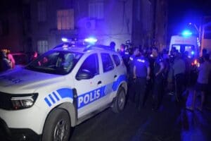 İZMİR'in Bayraklı il&ccedil;esinde, iki kardeş arasında &ccedil;ıkan kavgayı ayırmak isterken