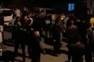 İzmir'in Bayraklı il&ccedil;esinde, iki grup arasında &ccedil;ıkan kavgayı ayırmak isteyen