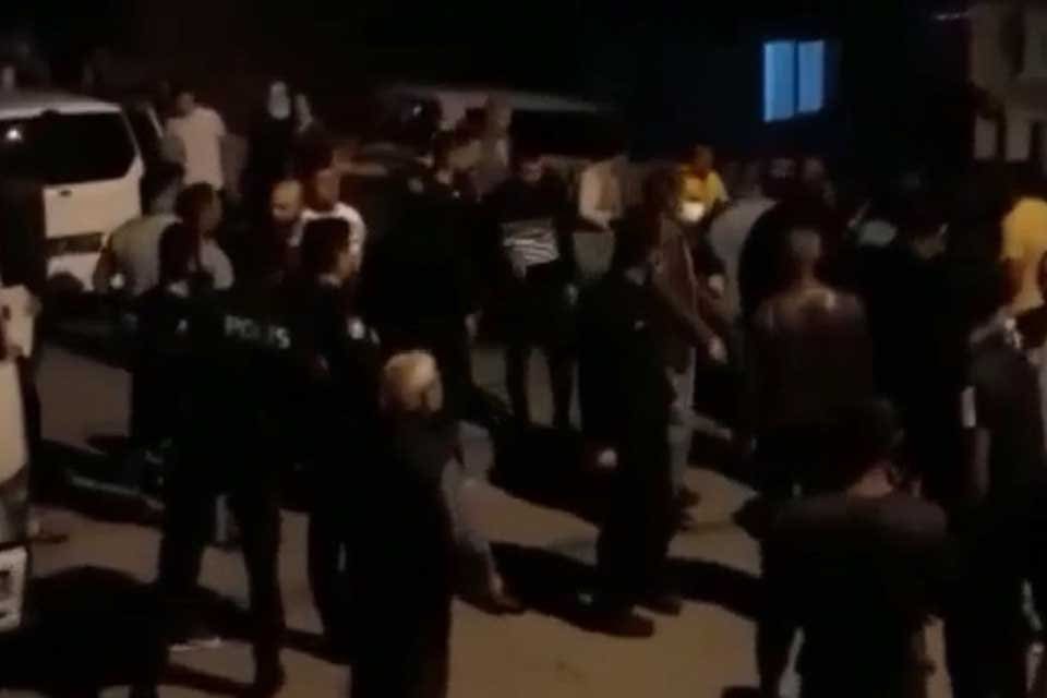 İzmir'in Bayraklı il&ccedil;esinde, iki grup arasında &ccedil;ıkan kavgayı ayırmak isteyen