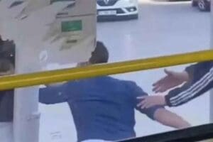 İzmir'de otob&uuml;s şof&ouml;r&uuml;yle kavga ederken kendilerini ayırmak isteyen M.G.'yi bı&ccedil;akla