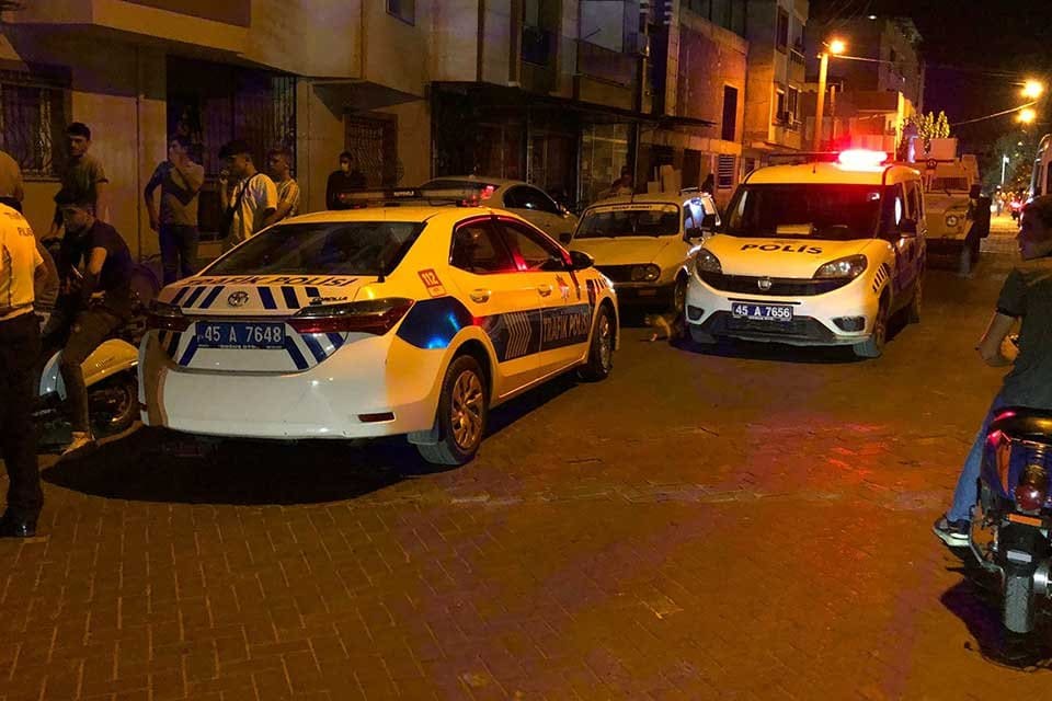 Manisa'nın Turgutlu il&ccedil;esinde iki grup arasında &ccedil;ıkan kavgayı ayırmaya &ccedil;alışan