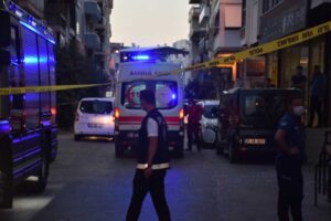 İzmir'in &Ccedil;iğli il&ccedil;esinde, tarlasında bulunan kayayı par&ccedil;alamak i&ccedil;in evinde &ccedil;ok