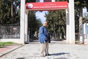 Denizli'nin &Ccedil;al il&ccedil;esinde oda arkadaşı İbrahim Kabak'ın (80) huzurevi bah&ccedil;esinde