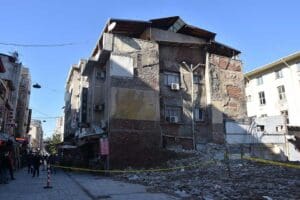 İzmir&rsquo;de, 6.6 b&uuml;y&uuml;kl&uuml;ğ&uuml;ndeki depremde hasar g&ouml;rd&uuml;ğ&uuml; gerek&ccedil;esiyle yıkılan Konak Belediyesi