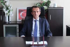 Aydın'ın Didim il&ccedil;esinde sahil kenarında park halinde olan otomobilinde cansız