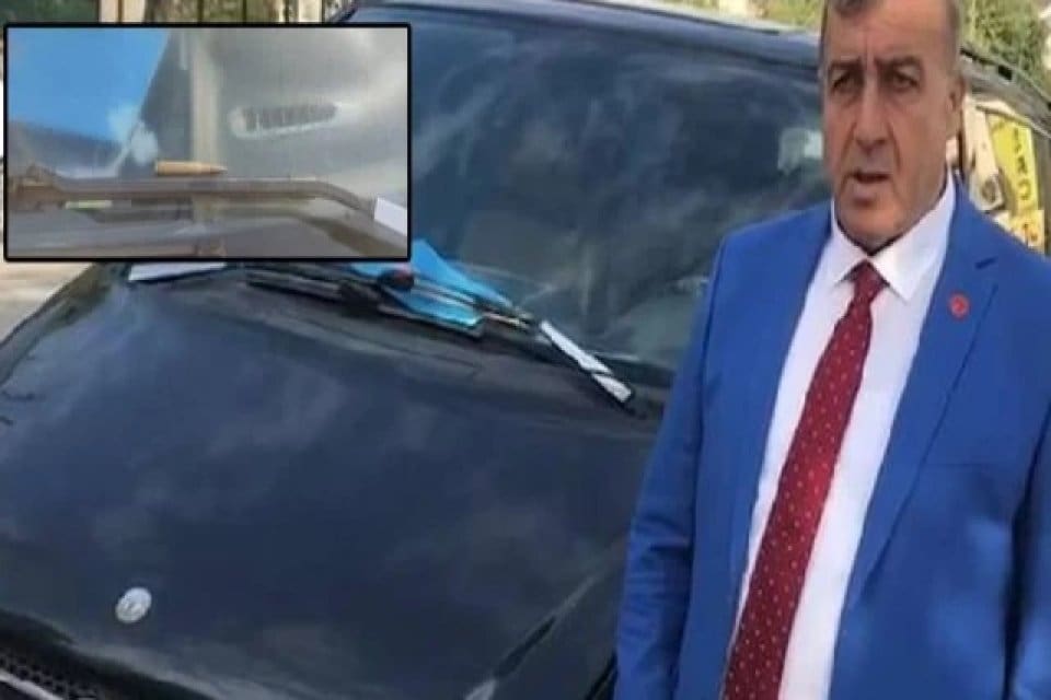 CHP İl Başkanlığı'na kayyum olarak atanan Ahmet Budak'ın minib&uuml;s&uuml;n&uuml;n &ouml;n