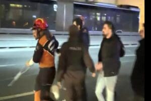 Avcılar'da zincirleme kaza sonrası sağlık g&ouml;revlileri saldırıya uğradı. Bir sağlık