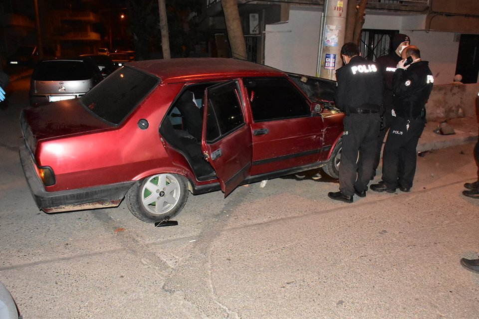 İzmir'de kısıtlama nedeniyle denetimin yapan polis ekiplerinin şüphe üzerine durdurmak