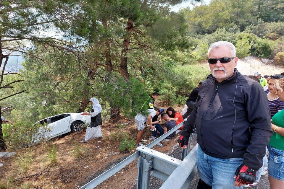 Muğla-Antalya kara yolu Sakar Ge&ccedil;idi'nde şarampole yuvarlanan otomobil ağaca &ccedil;arparak