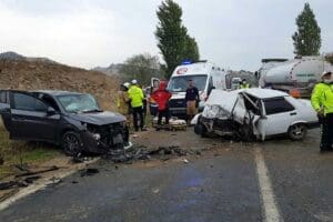 İzmir'in Tire il&ccedil;esinde yağmur nedeniyle kayganlaşan yolda iki otomobilin &ccedil;arpıştığı