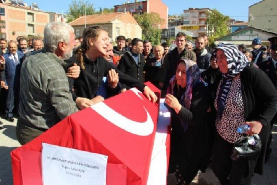 Antalya'nın D&ouml;şemealtı il&ccedil;esinde şarampole yuvarlanan otomobilde yaşamını yitiren Uzman &Ccedil;avuş