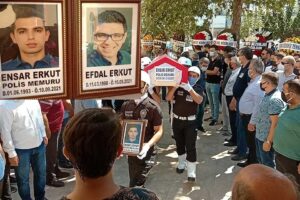 Kahramanmaraş'ın Pazarcık il&ccedil;esinde, TIR'a &ccedil;arpan otomobilde yaşamını yitiren polis memuru