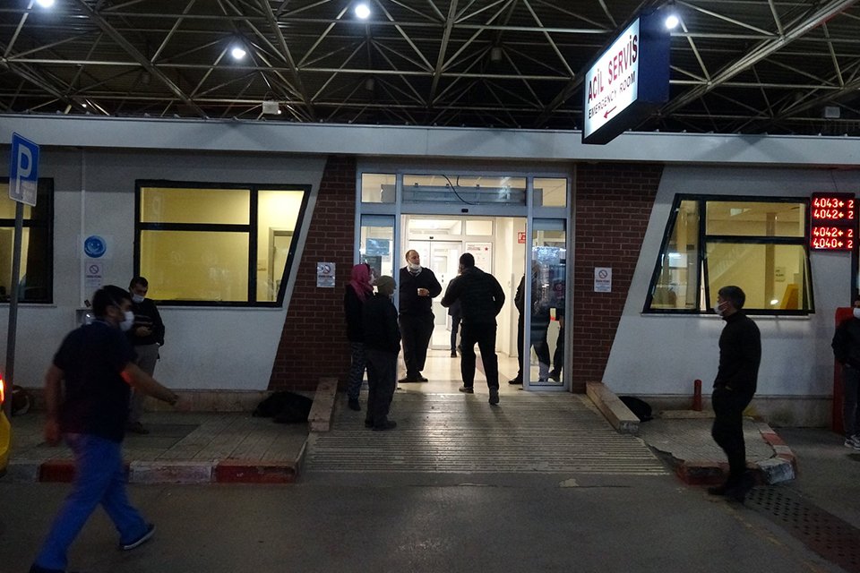 İzmir'in Güzelbahçe ilçesinde, kontrolden çıkarak devrilen motosikletin sürücüsü Günay Avar