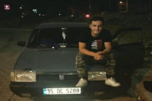 Aydın'ın Karacasu il&ccedil;esinde, ekmek dağıtılan hafif ticari ara&ccedil;la &ccedil;arpışan&nbsp;otomobildeki 2