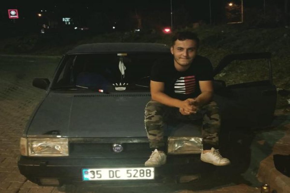 Aydın'ın Karacasu il&ccedil;esinde, ekmek dağıtılan hafif ticari ara&ccedil;la &ccedil;arpışan&nbsp;otomobildeki 2