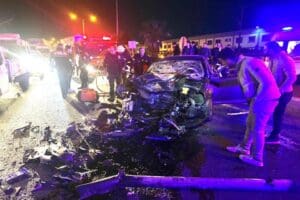 Manisa'nın Turgutlu il&ccedil;esinde, şof&ouml;r&uuml;n&uuml;n d&ouml;n&uuml;ş i&ccedil;in manevra yaptığı&nbsp;TIR'a &ccedil;arpan otomobilin