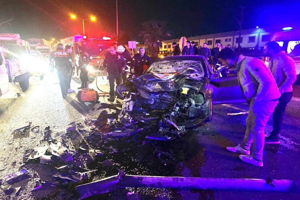 Manisa'nın Turgutlu il&ccedil;esinde, şof&ouml;r&uuml;n&uuml;n d&ouml;n&uuml;ş i&ccedil;in manevra yaptığı&nbsp;TIR'a &ccedil;arpan otomobilin