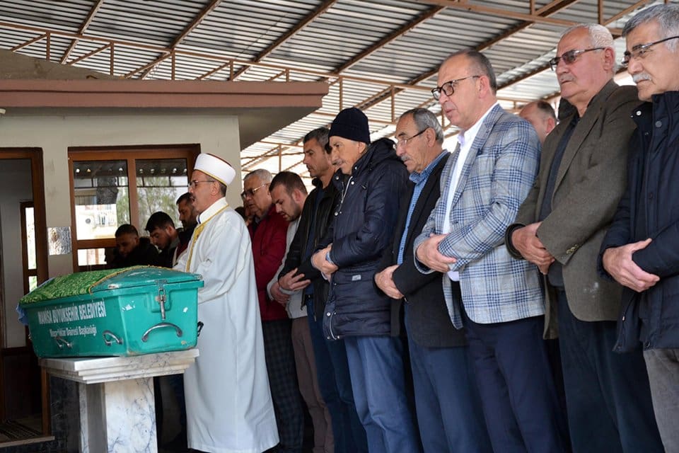 Manisa'nın Turgutlu il&ccedil;esinde TIR'ın &ccedil;arptığı otomobilde ağır yaralanıp, 4 ay