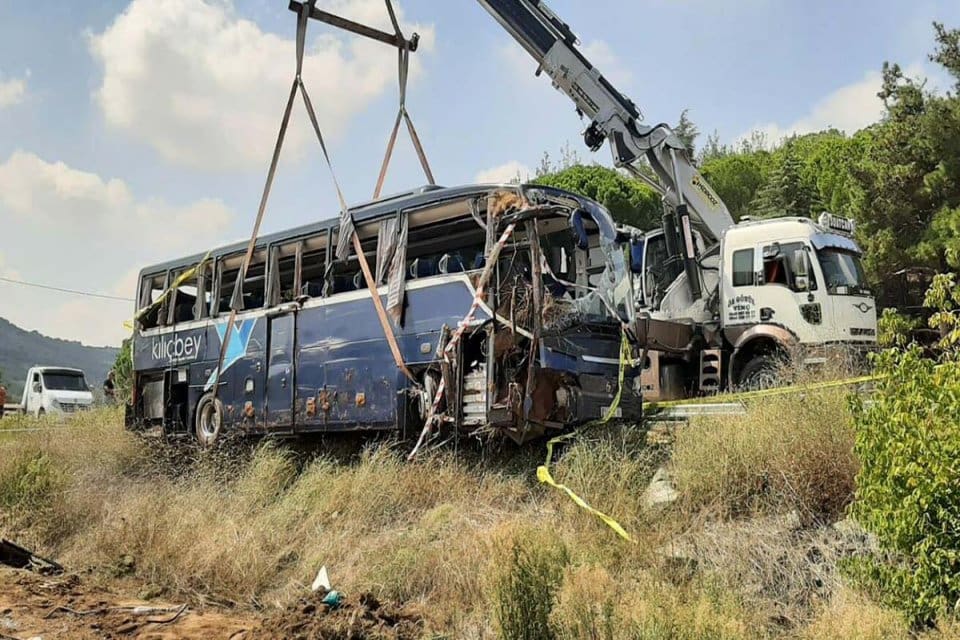 &Ccedil;anakkale'de 52 yolcu ve 3 personelin bulunduğu tur otob&uuml;s&uuml; devrildi.