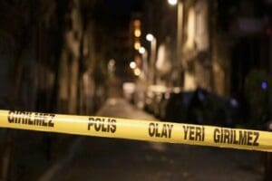 İZMİR Otoyolunda seyir halindeki motosikletin devrilmesi sonucu s&uuml;r&uuml;c&uuml; ve arkasında
