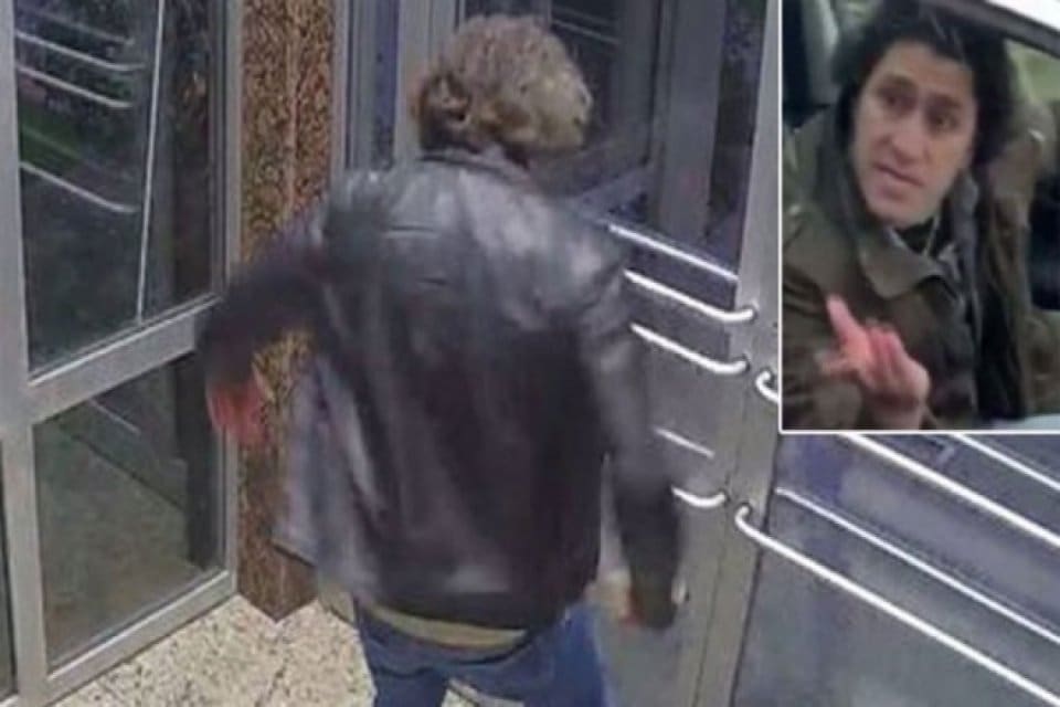 İstanbul K&uuml;&ccedil;&uuml;k&ccedil;ekmece'de, bir sitenin girişindeki kedilere tekme atarken g&ouml;r&uuml;nt&uuml;lenen Aytuğ
