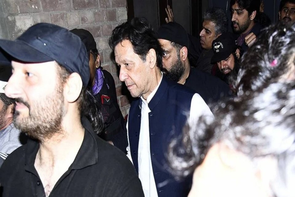 Euronews'da yer alan habere g&ouml;re,&nbsp;Pakistan'da parlamentoda 10 Nisan 2022'de yapılan