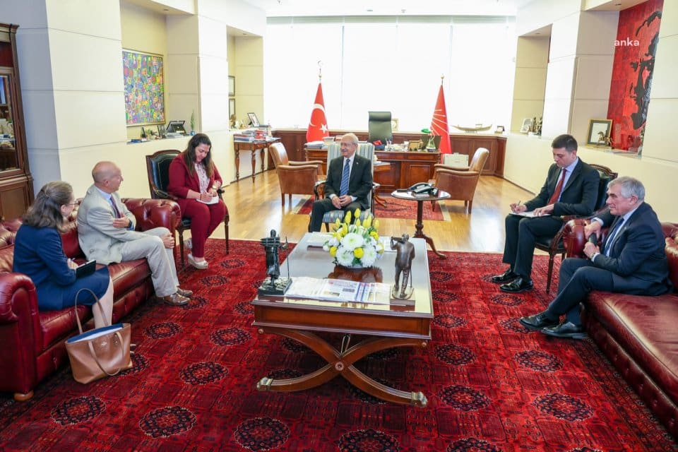 CHP lideri Kemal Kılı&ccedil;daroğlu, İngiltere'nin T&uuml;rkiye B&uuml;y&uuml;kel&ccedil;isi Dominick Chilcott ile