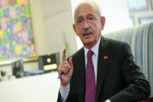 CHP Genel Başkanı Kemal Kılı&ccedil;daroğlu, "Siyasi g&ouml;r&uuml;şlerimiz farklı olabilir, ekonomi