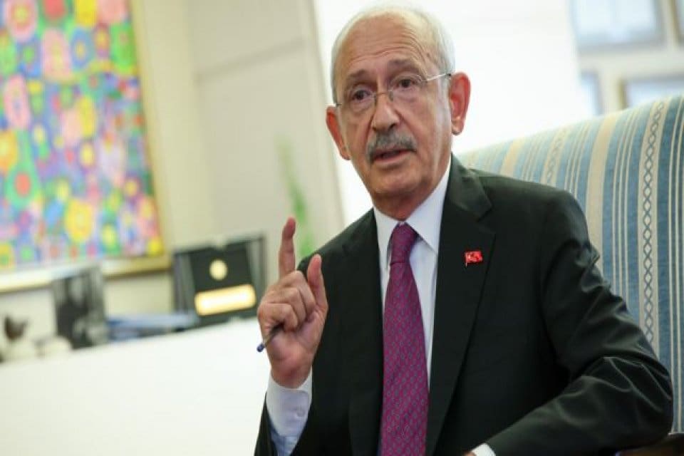 CHP Genel Başkanı Kemal Kılı&ccedil;daroğlu, "Siyasi g&ouml;r&uuml;şlerimiz farklı olabilir, ekonomi