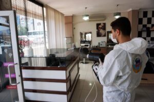 Kemalpaşa Belediyesi, ilçede faaliyet yürüten kuaför, berber ve güzellik salonlarına