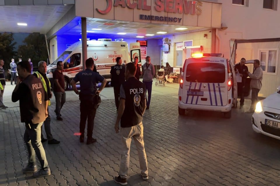 İzmir'in Kemalpaşa il&ccedil;esinde sokakta tartıştığı H.B., tarafından kalbinden bı&ccedil;akla yaralanan