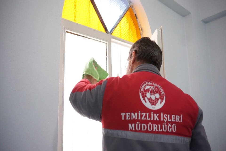Kemalpaşa Belediyesi korona vir&uuml;sle m&uuml;cadele &ccedil;alışmaları kapsamında, il&ccedil;ede bulunan camilerde