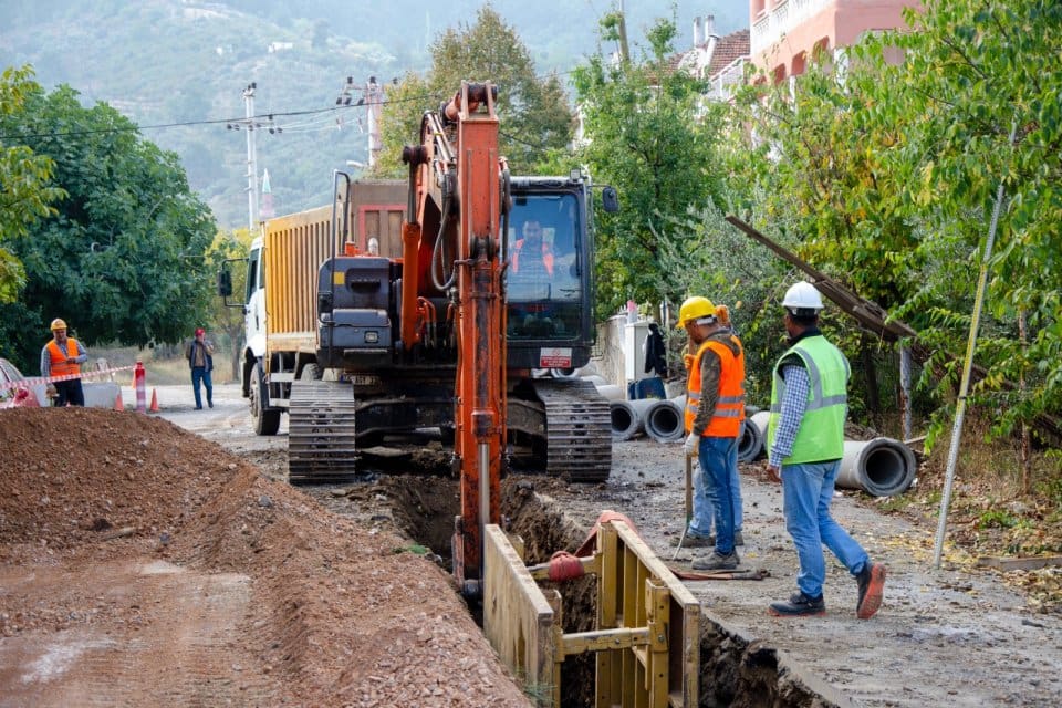 İzmir B&uuml;y&uuml;kşehir Belediyesi İZSU Genel M&uuml;d&uuml;rl&uuml;ğ&uuml; Kemalpaşa il&ccedil;esinde altyapı yenileme