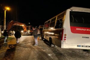 DEMOKRAT GÜNDEM-Kemalpaşa’da belediye personelini taşıdığı belirtilen bir midibüs devrildi. Kazada